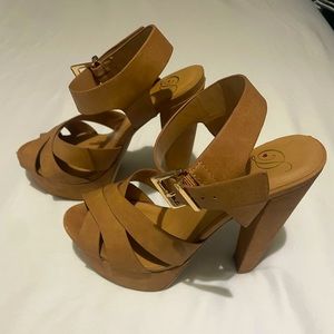 Brown Heart in D heels